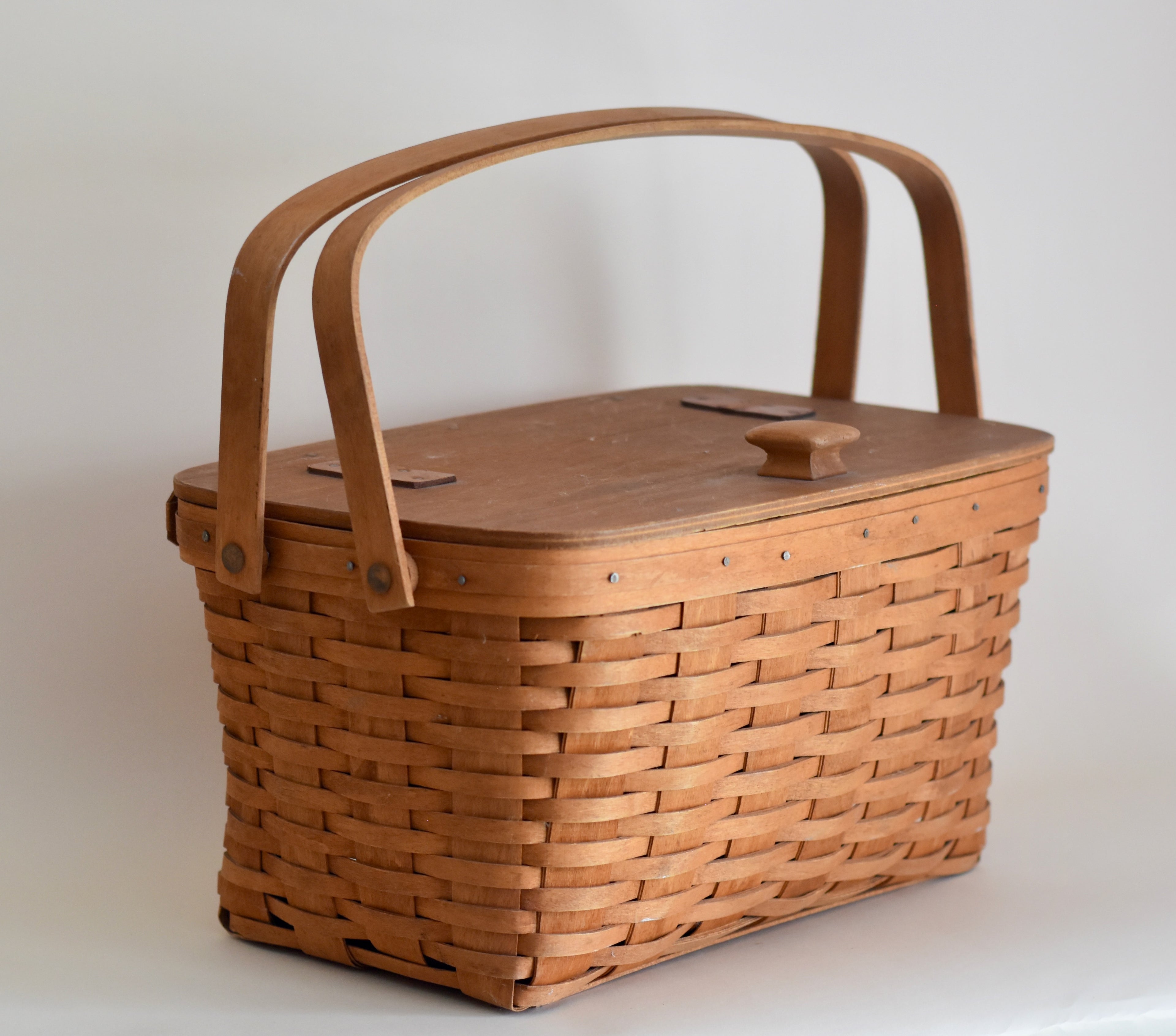 Large Longaberger Picnic Basket with Wooden Lid (1990)