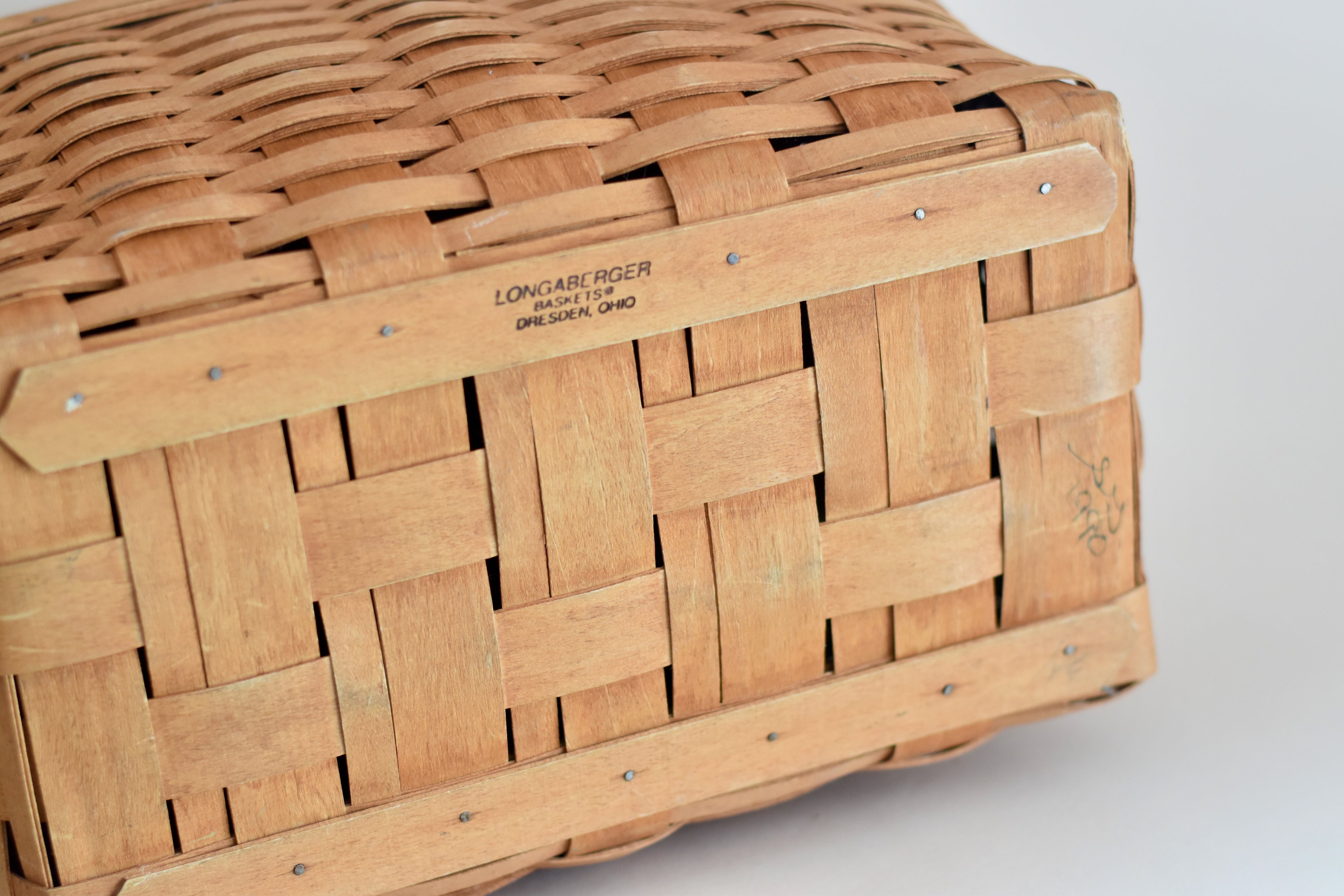 Large Longaberger Picnic Basket with Wooden Lid (1990)